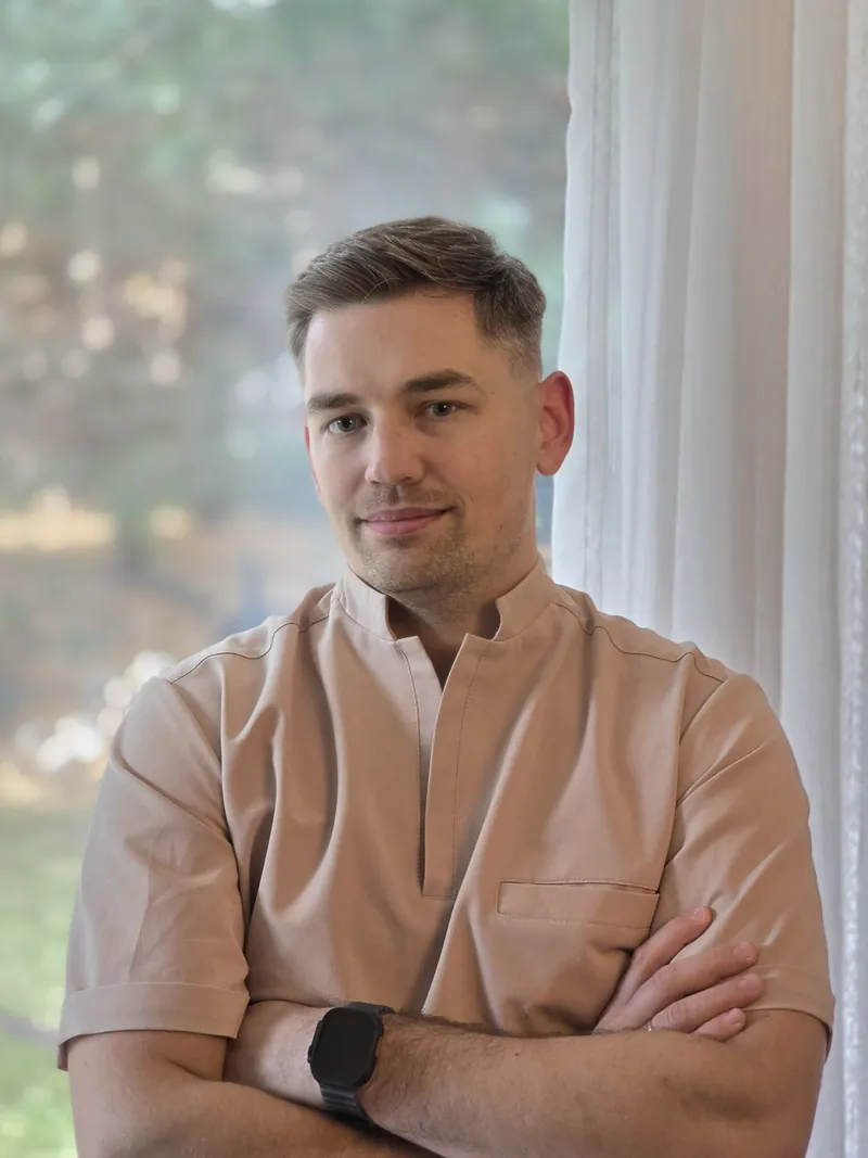 Michał Janicki, fizjoterapeuta DynRes, przy oknie